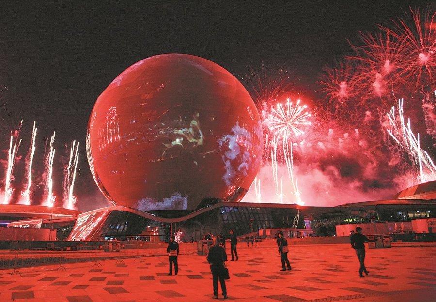 阿斯塔纳正在举办世博会，园区内有个全球最大球型建筑，就是主办国哈萨克国家馆。这是目前世界上最大的球形建筑，直径达80公尺，高度100公尺，其他国家的展馆以环状均匀分布在这个球形建筑的四周。